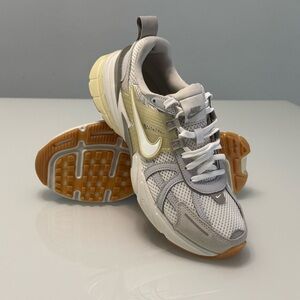 Nike V2K Run Sneakers Light Gray and Cream Athletic Shoes New Without Tags